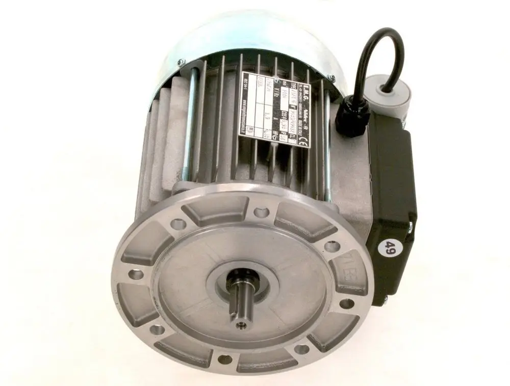 Elektromotor mit Metallschale und quadratischem Gehäuse, gekennzeichnet mit technischen Informationen und Anschlusskabel, produziert von Bosch.